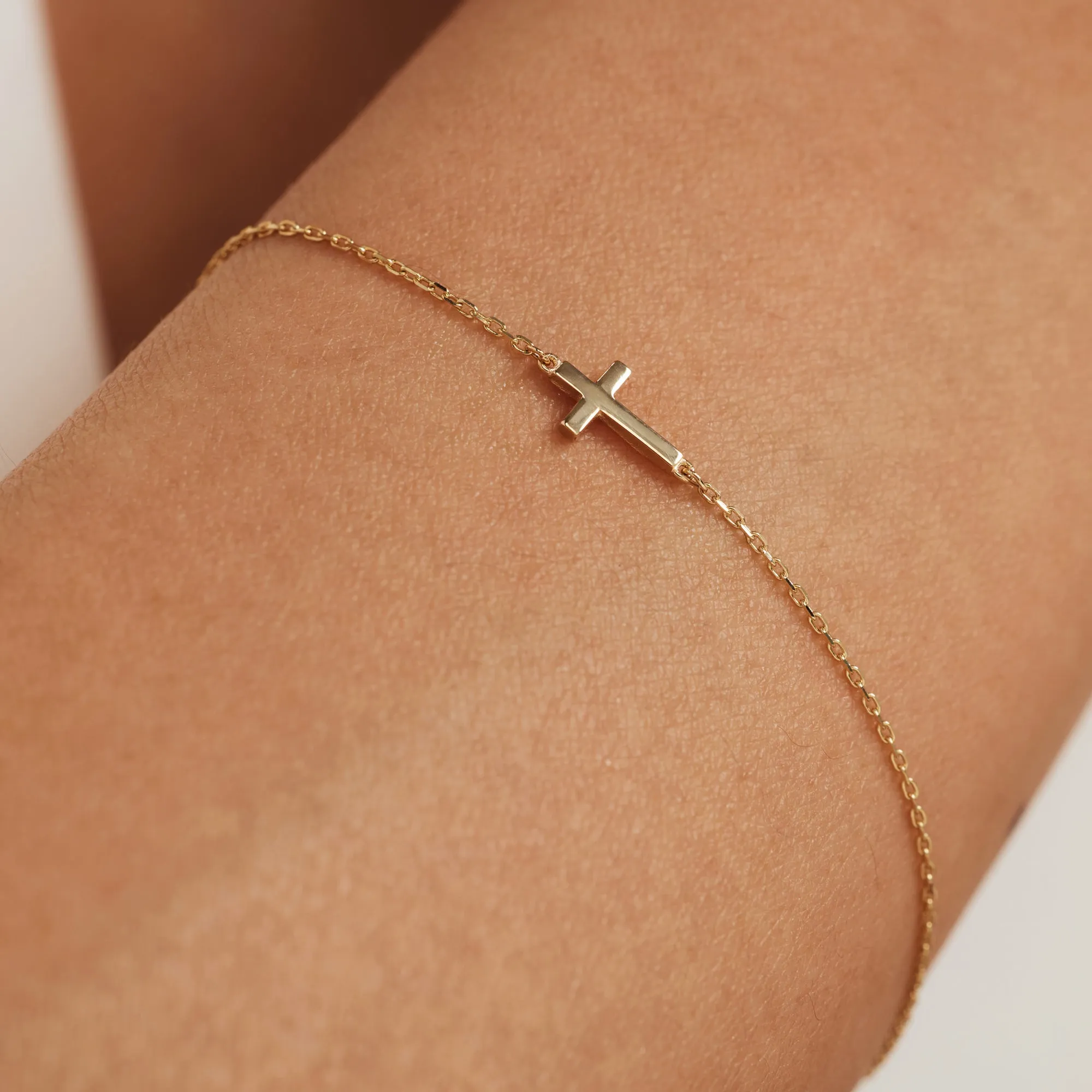 Monceau Solange 14 karat gold bracelet with cross
